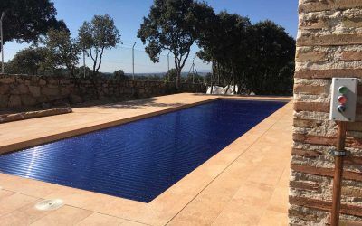 Climatización de piscina con cubierta de policarbonato solar