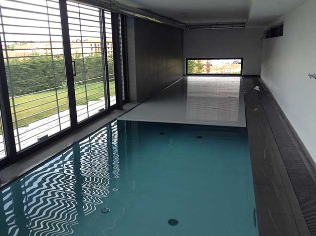 Detalle cubierta persiana piscina Amsterdam con tapa