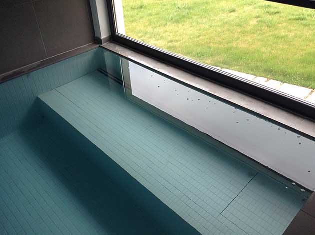 Detalle cubierta persiana piscina Amsterdam con tapa