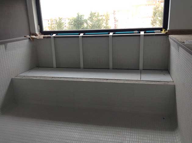 Detalle cubierta persiana piscina Amsterdam con tapa