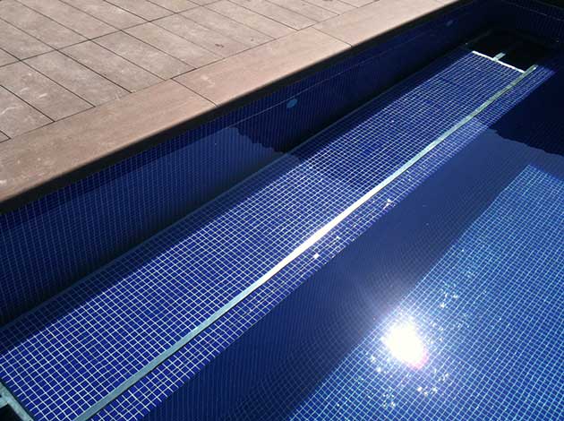 Detalle cubierta persiana piscina Amsterdam con tapa