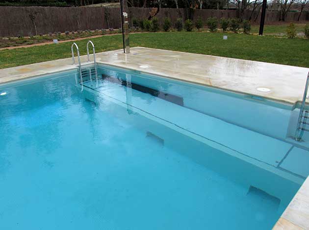 Detalle cubierta persiana piscina Amsterdam con tapa