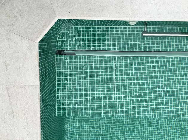 Detalle cubierta persiana piscina Amsterdam con tapa