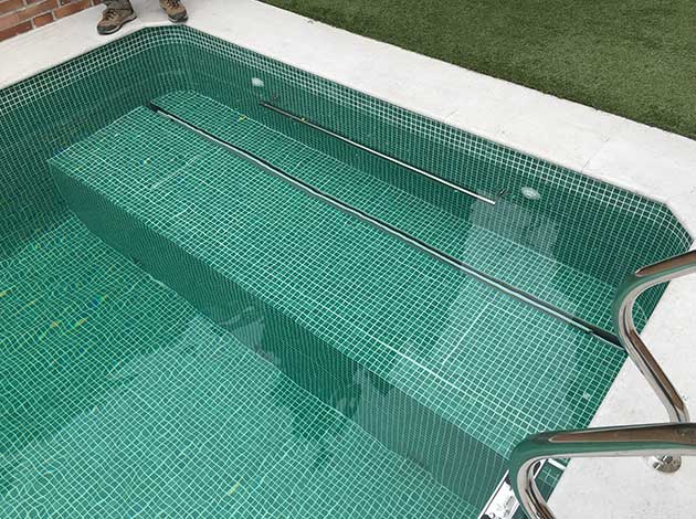 Detalle cubierta persiana piscina Amsterdam con tapa