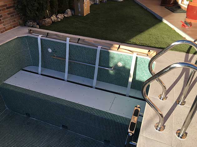 Detalle cubierta persiana piscina Amsterdam con tapa