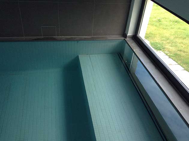 Detalle cubierta persiana piscina Amsterdam con tapa