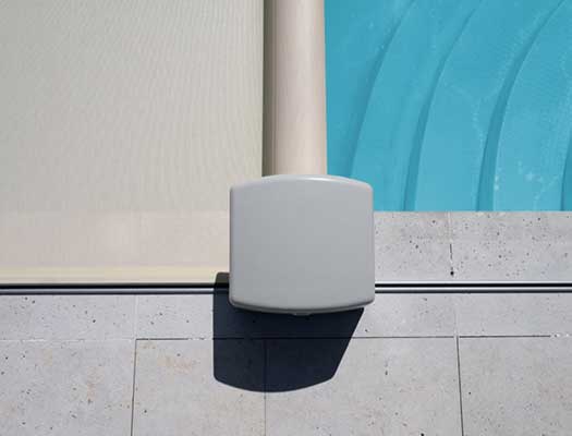 Cubierta automatica de piscina Poolzip distribuida por A-Kroll