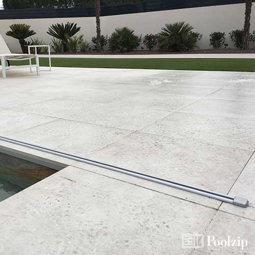 Cubierta automatica de piscina Poolzip distribuida por A-Kroll