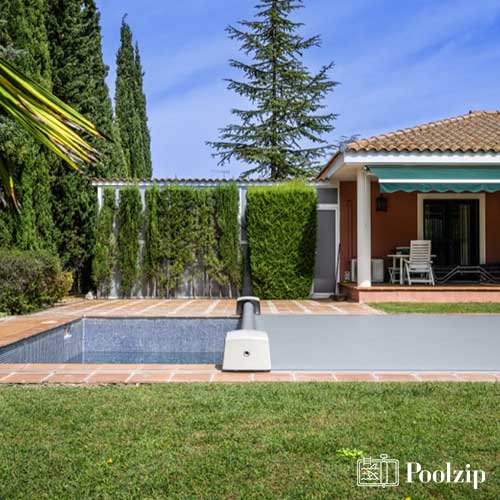 Cubierta automatica de piscina Poolzip distribuida por A-Kroll