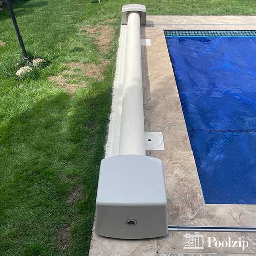 Cubierta automatica de piscina Poolzip distribuida por A-Kroll