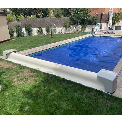Cubierta automatica de piscina Poolzip distribuida por A-Kroll