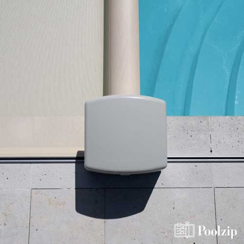Cubierta automatica de piscina Poolzip distribuida por A-Kroll
