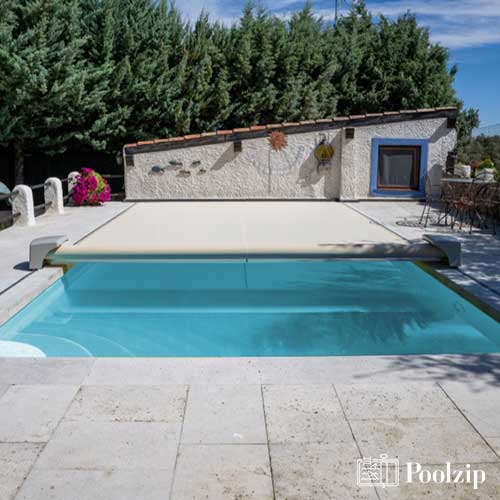 Cubierta automatica de piscina Poolzip distribuida por A-Kroll
