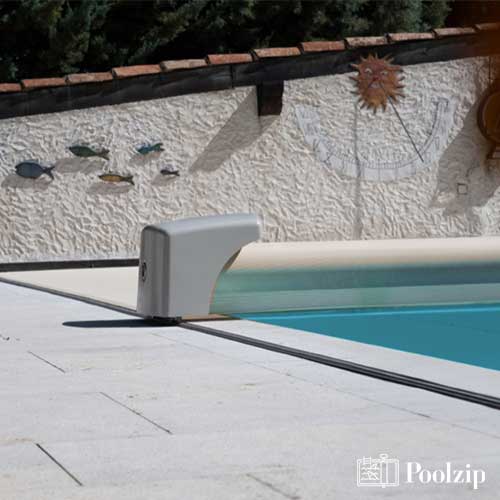 Cubierta automatica de piscina Poolzip distribuida por A-Kroll