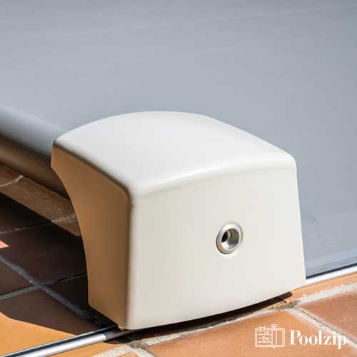 Cubierta automatica de piscina Poolzip distribuida por A-Kroll