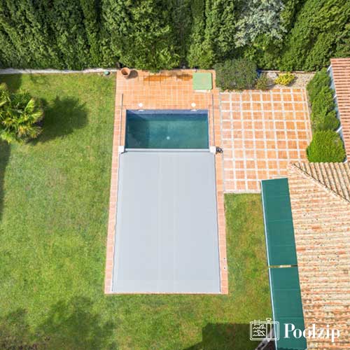 Cubierta automatica de piscina Poolzip distribuida por A-Kroll