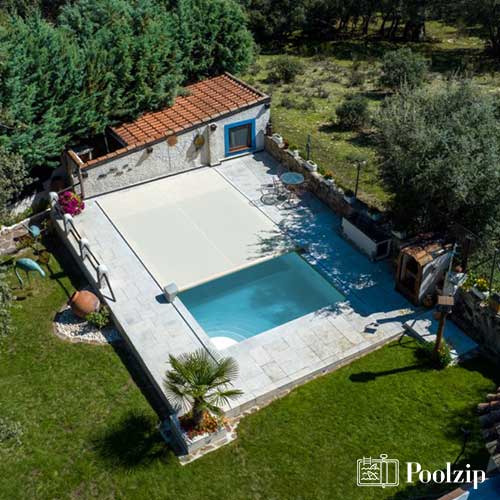 Cubierta automatica de piscina Poolzip distribuida por A-Kroll