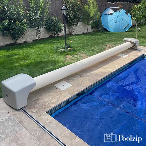 Cubierta automatica de piscina Poolzip distribuida por A-Kroll