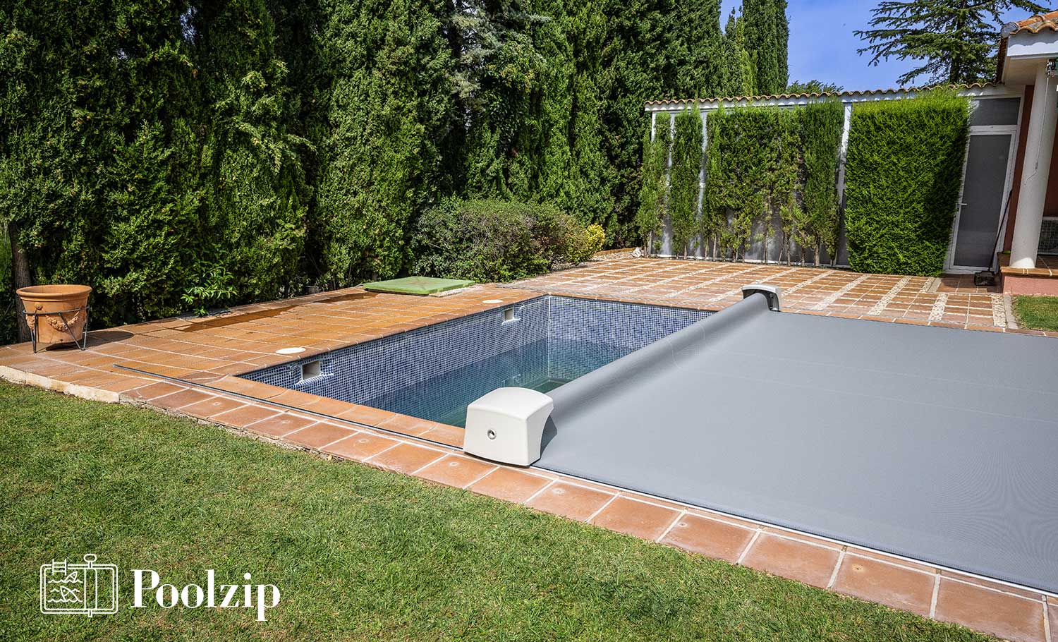 Cubierta de piscina Poolzip distribuida por A-Kroll