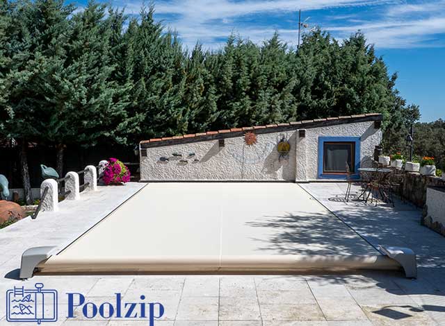 Cubierta automatica de piscina Poolzip distribuida por A-Kroll
