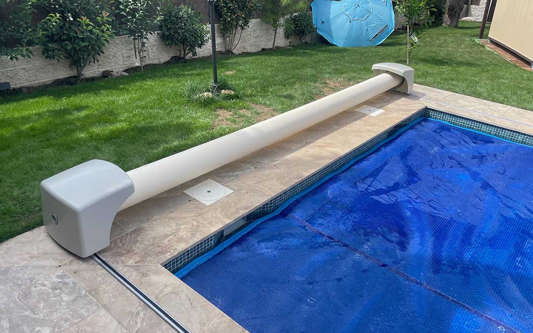 Cubierta automatica de piscina Poolzip distribuida por A-Kroll