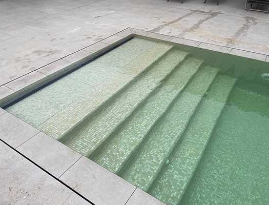 Cubierta automática de persiana para piscina modelo Hawai piscina desbordante