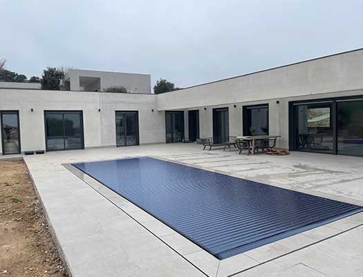 La mejor cubierta de persiana para piscina desbordante